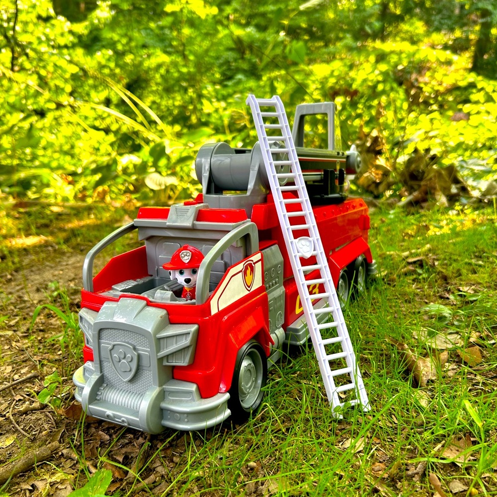 PAW Patrol Marshalls Transforming Movie City Fire Truck with Extending Ladder